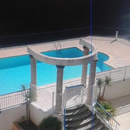 A Avec Piscine Dans Privee Ανγκλέ